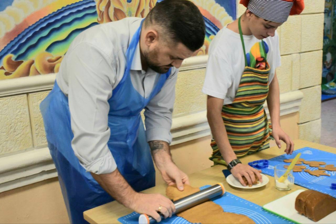 Севастопольцы изготовили пряники для бойцов СВО