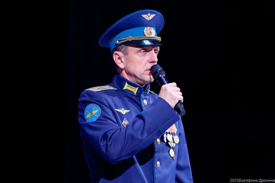 «Здесь историей дышит, каждый шаг под ногами... Нитью мужества вышит, флаг Побед над врагами!»