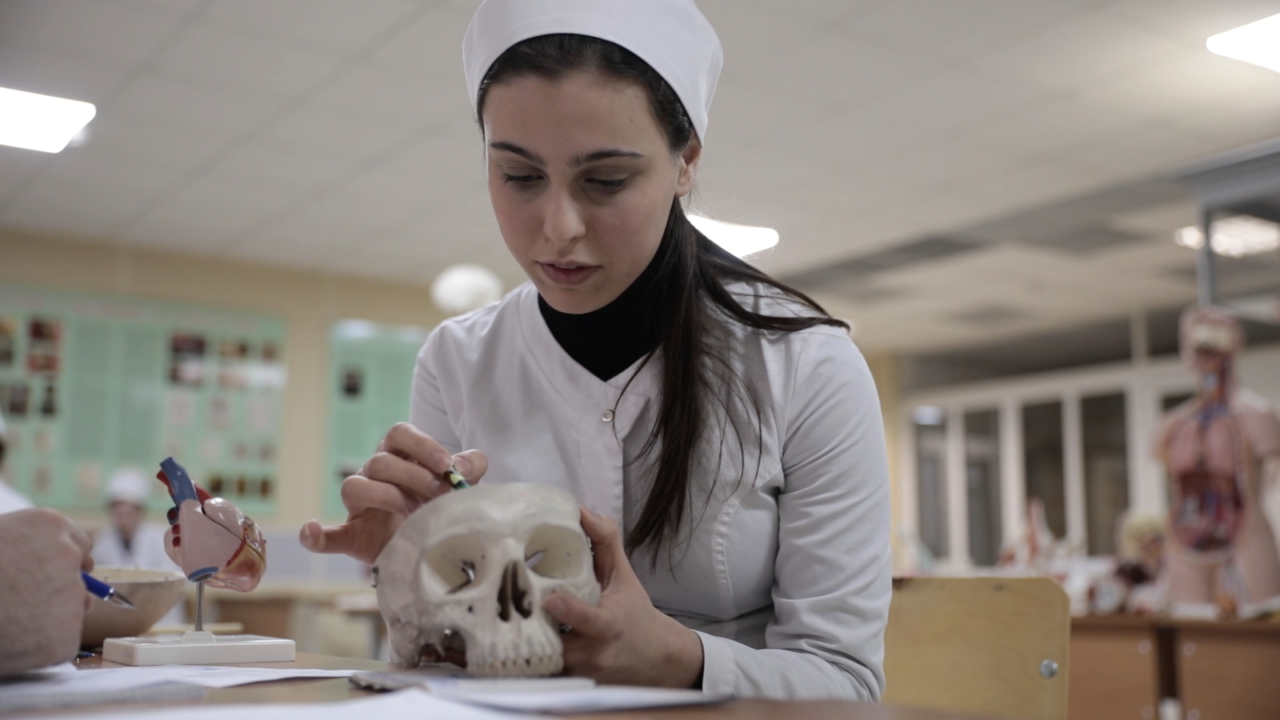 Закон об отработке для бюджетников-медиков подписан в России