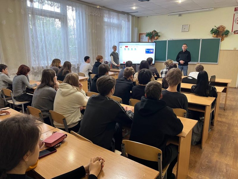 «Урок мужества» провели в Севастопольском колледже сервиса и торговли