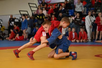 Алексей Ярусов поздравил победителей соревнований по самбо