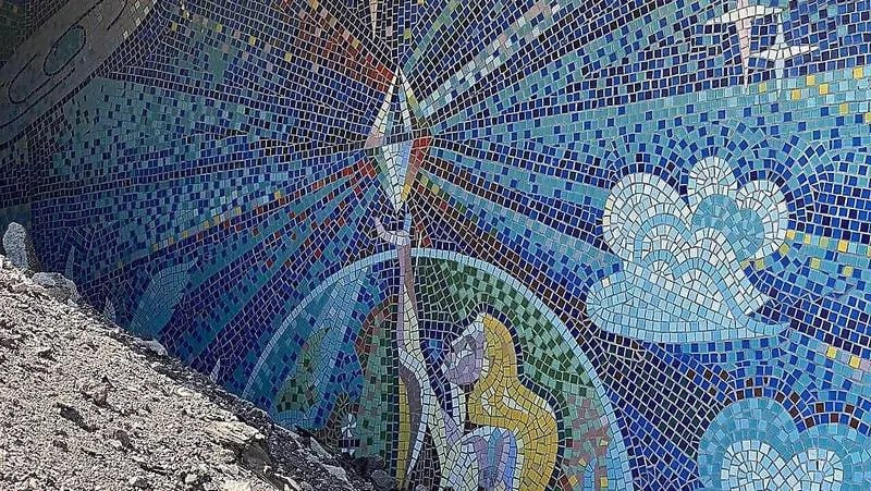 В Евпатории пытаются спасти мозаичное панно, что пока ещё украшает фасад бывшего пансионата «Алмазный»