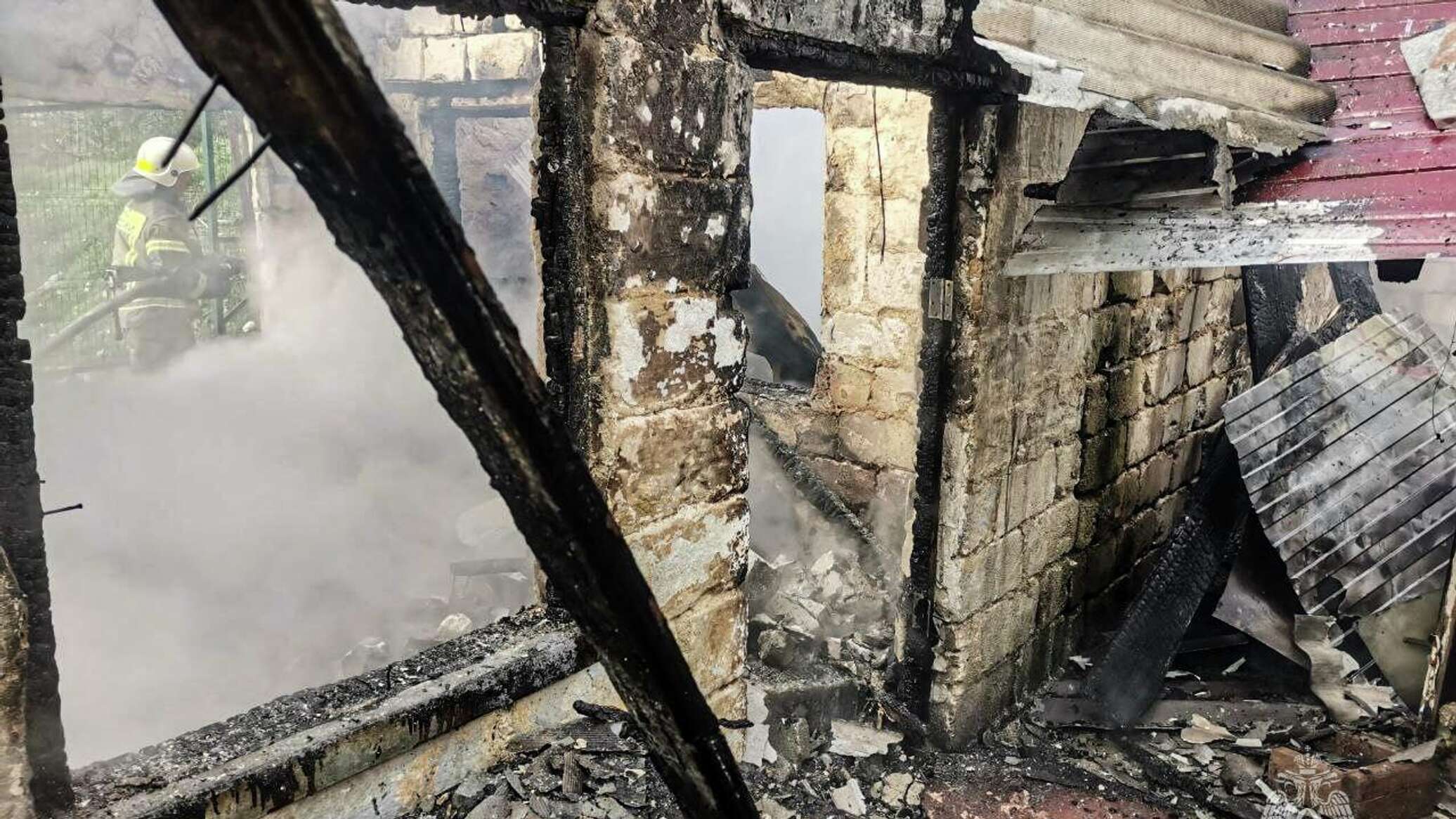 В Инкермане горит частный дом