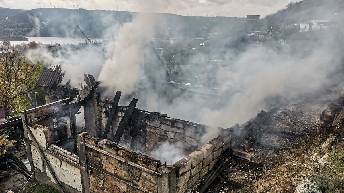 В Севастополе горел дом: пострадала женщина