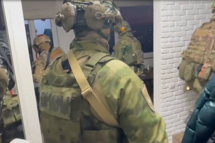 При силовой поддержке ОМОН Росгвардии в Севастополе задержан подозреваемый в мошенничестве