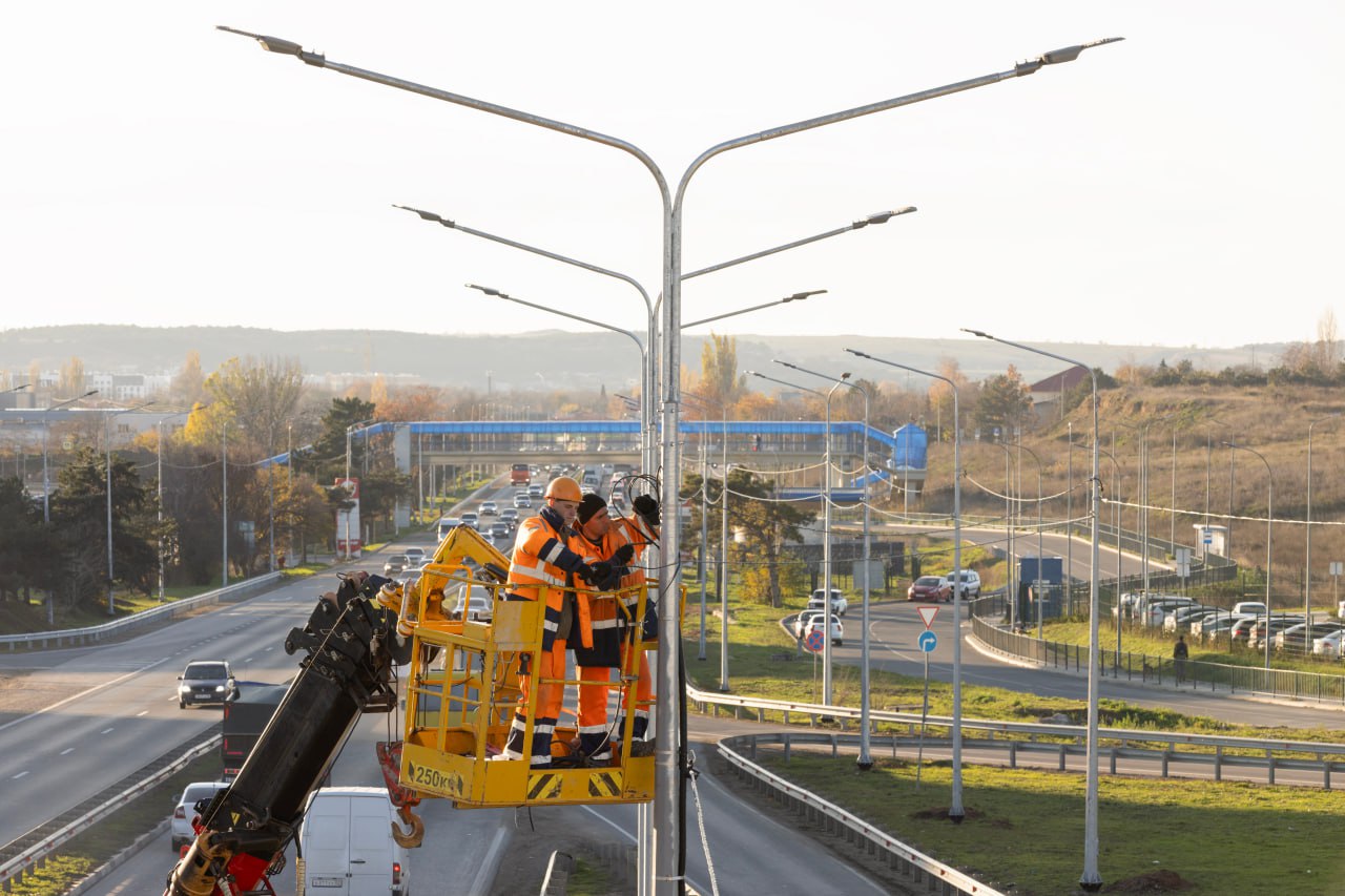 В Крыму улучшают освещённость автомобильных дорог