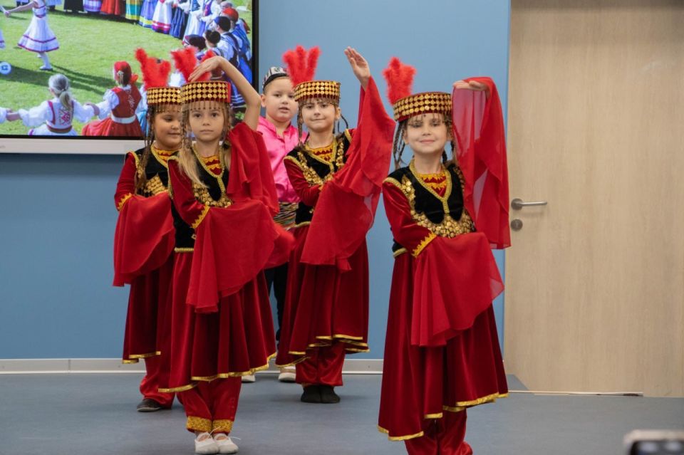 Фестиваль народов России!. В ГБОУ СОШ №13 им. А.И