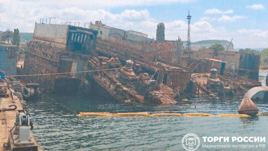 Продаётся плавучий док, затонувший в Южной бухте Севастополя