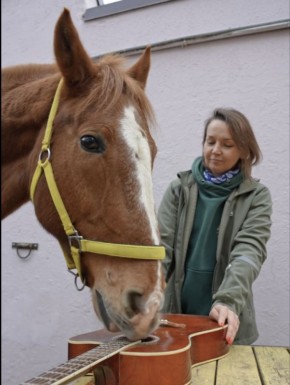 В зоопарке Москвы гостей развлекает конь-гитарист