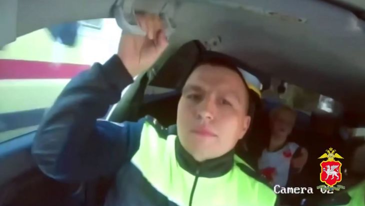 В Ялте инспекторы ДПС оперативно доставили в больницу мальчика, задыхавшегося от отёка Квинке