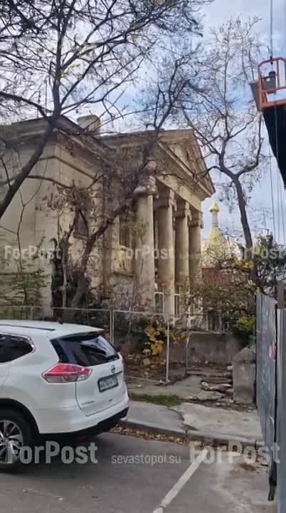 На кадрах — один из самых красивых домов в Севастополе