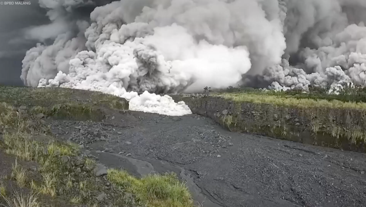 Вулкан в Индонезии выбросил пепел на высоту 5,7 км