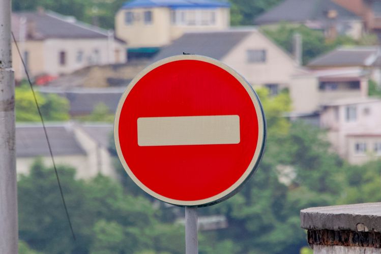 Временно ограничат движение на участке дороги по проспекту Генерала Острякова