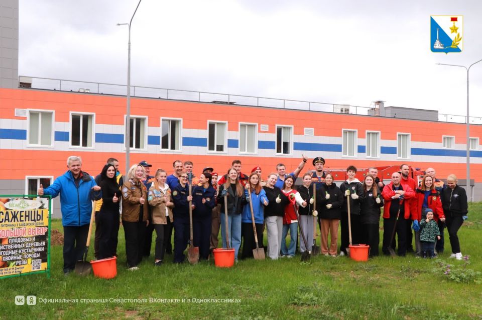 Пожарные и молодежь создали зелёную аллею в севастопольской части