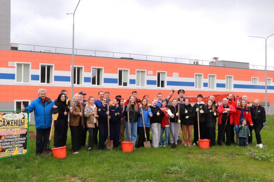 Пожарные и молодежь вместе озеленили территорию части