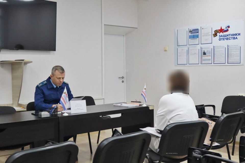 Прокурор Ленинского района Алексей Казаков провел выездной личный прием граждан в филиале Государственного фонда поддержки участников специальной военной операции «Защитники Отечества» в городе Севастополе