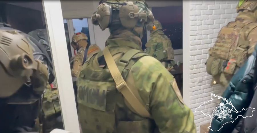 При силовой поддержке ОМОН Росгвардии в Севастополе задержан подозреваемый в мошенничестве (видео)