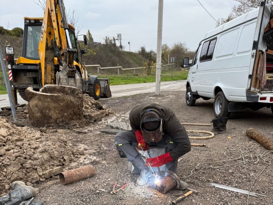 Водоканал: Рабочие моменты. На фото Дмитрия Попова бригада №1 службы водоснабжения (Северная сторона)