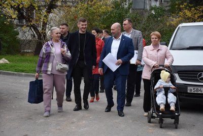 РАБОТА В ОКРУГЕ. Владимир Немцев обсудил с жителями благоустройство общественной территории на улице Глухова