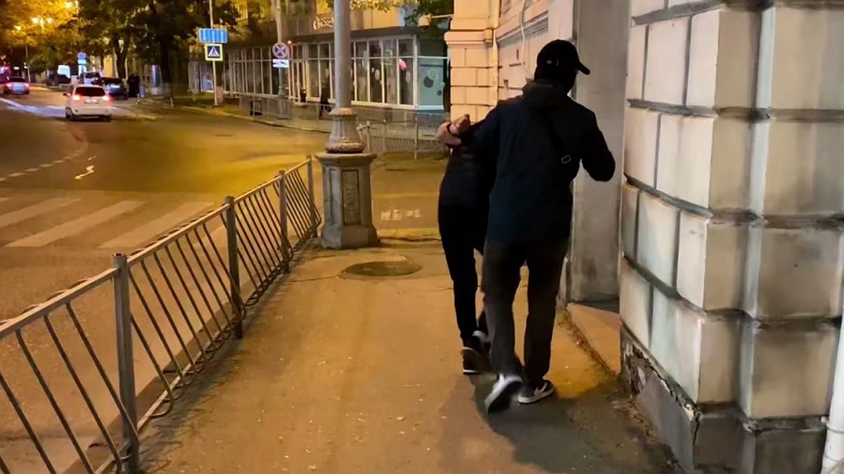 Устроил штаб-квартиру телефонных мошенников: в Севастополе самарец «развел» людей на 50 млн рублей