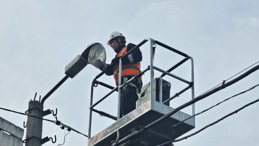 Специалисты «Горсвета» отремонтировали светильники в районе дома № 1 на улице Репина