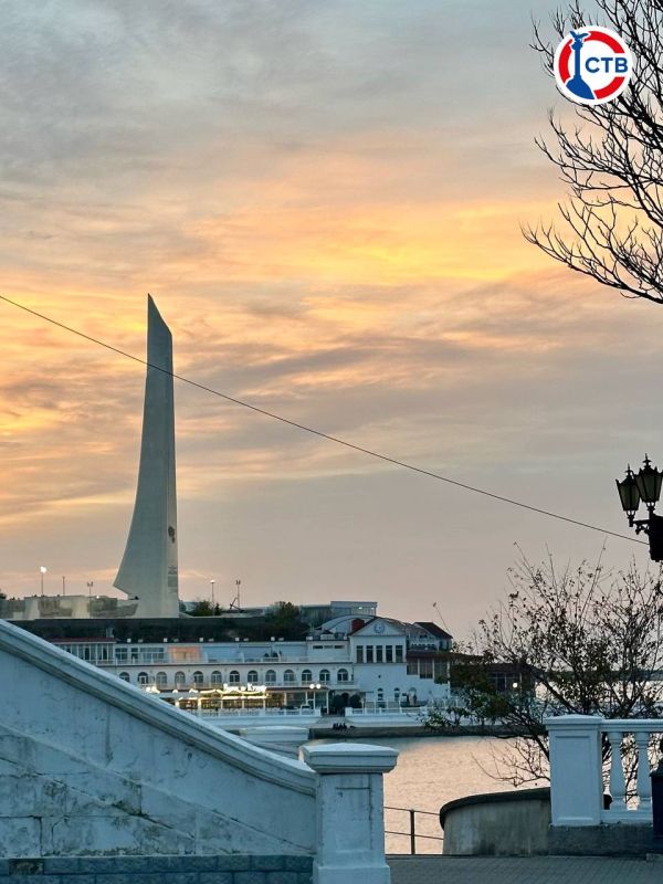 Мой вечерний Севастополь. Всего за несколько минут закатное солнце способно несколько раз поменять городские пейзажи: добавить нежности розовыми красками и, почти скрывшись за горизонтом, освежить синими тонами