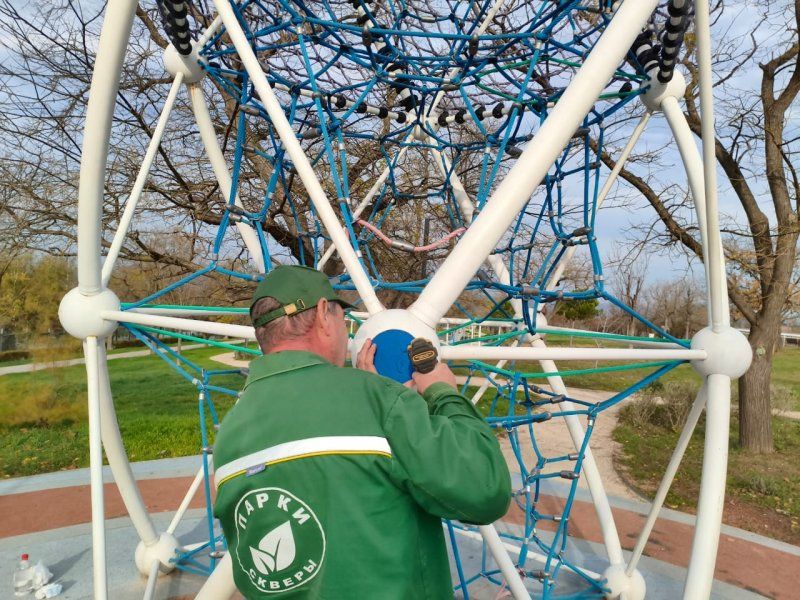 Сотрудники «Парков и скверов» привели в порядок детскую площадку в парке Учкуевки