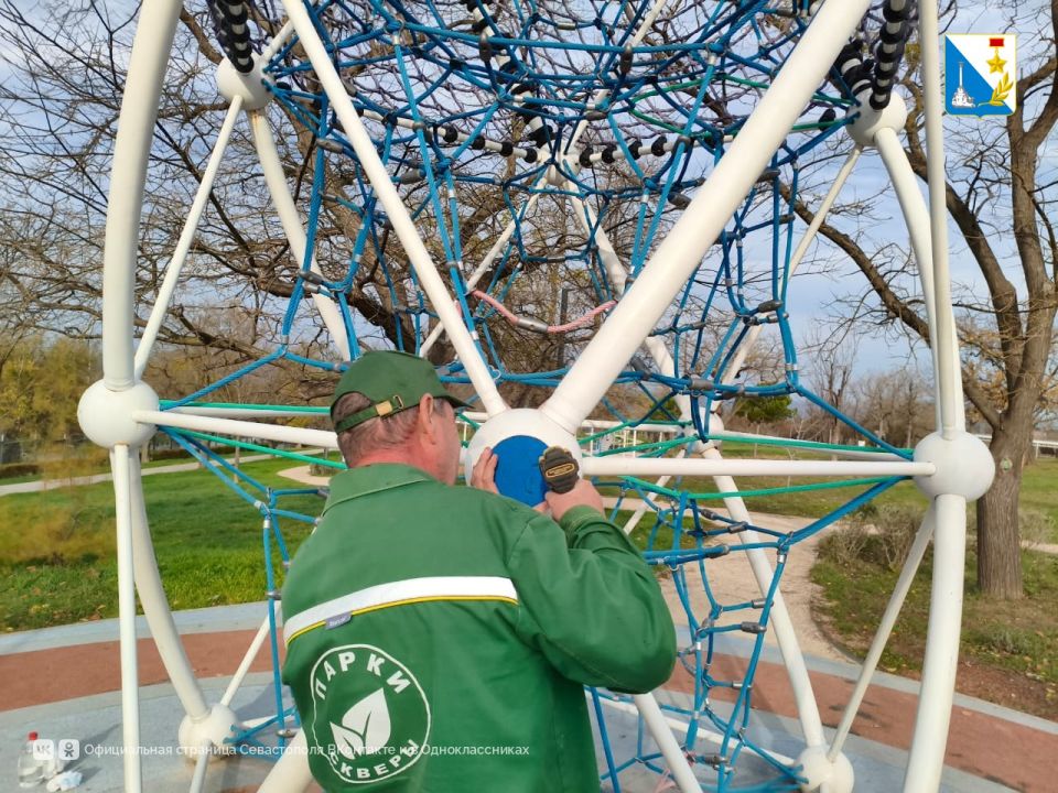 Специалисты «Парков и скверов» отремонтировали и очистили детскую площадку в парке Учкуевки