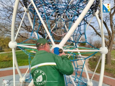 Специалисты ГБУ «Парки и скверы» завершили работы по ремонту и очистке детской площадки в парке Учкуевки