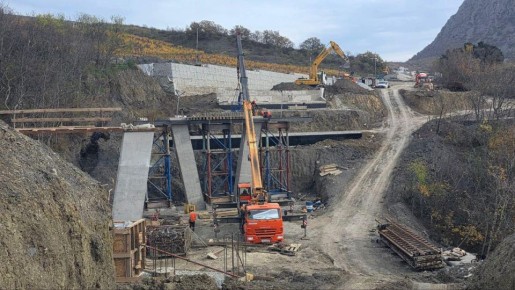 В обход МДЦ «Артек» строят новую автодорогу