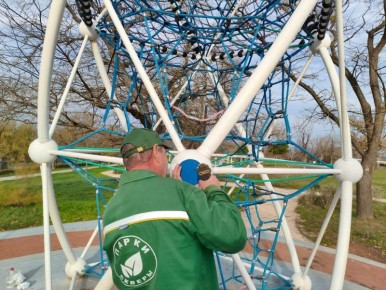 В Севастополе специалисты предприятия «Парки и скверы» отремонтировали качели, тренажёр и карусель, а также отчистили граффити на детской площадке в парке Учкуевки