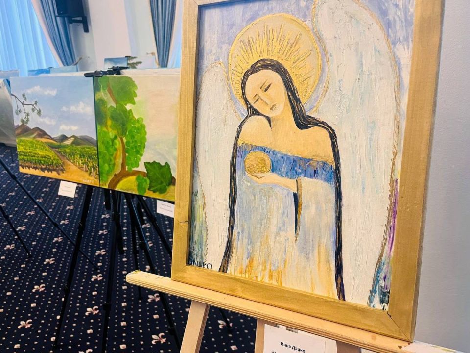 В Севастополе открыли выставку картин, созданных жёнами и матерями бойцов СВО