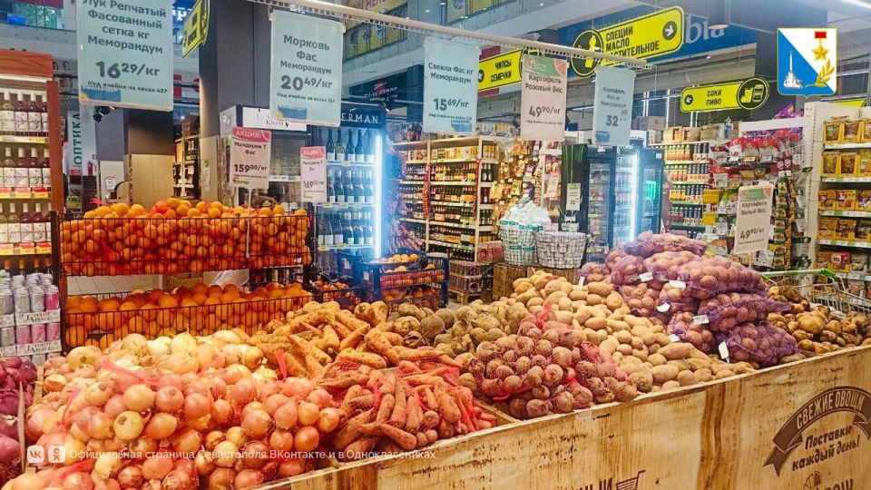 Еженедельный мониторинг цен в Севастополе показал снижение цен на курицу, сливочное масло, яблоки, свежие помидоры и «борщевой набор»