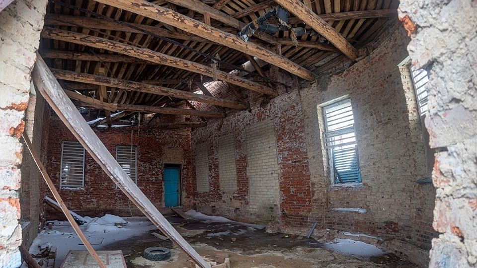 В Ялте подросток сорвался с четвертого этажа «заброшки»: полиция проводит проверку