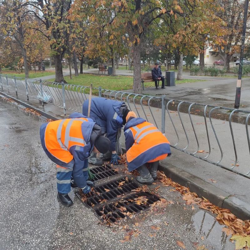 Водоканал: Рабочие моменты. Бригады службы ливневой канализации объезжают районы города и очищают решетки дождеприемников от листвы