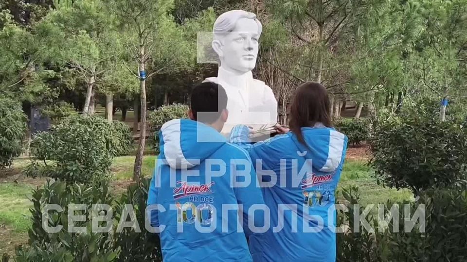 На аллее Героев-артековцев торжественно возлагают цветы к бюстам защитников и памятнику воинам, погибшим при освобождении детского лагеря