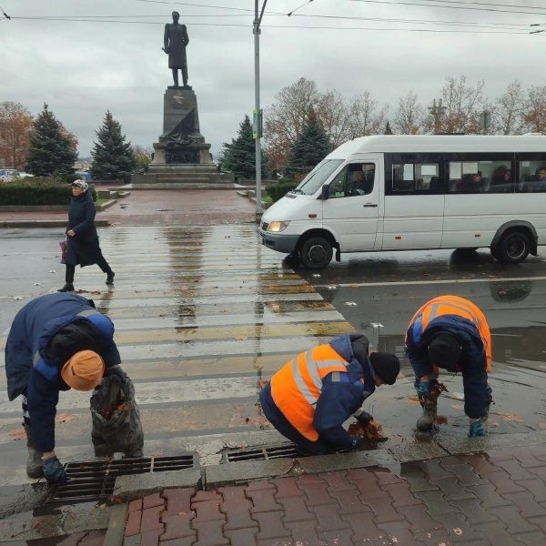 Бригады «Водоканала» прочищают ливневку от листвы по всему городу