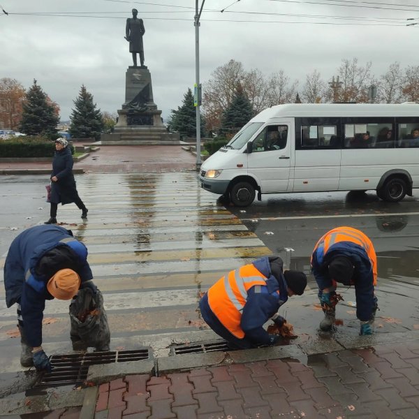 Бригады «Водоканала» прочищают ливневку от листвы по всему городу