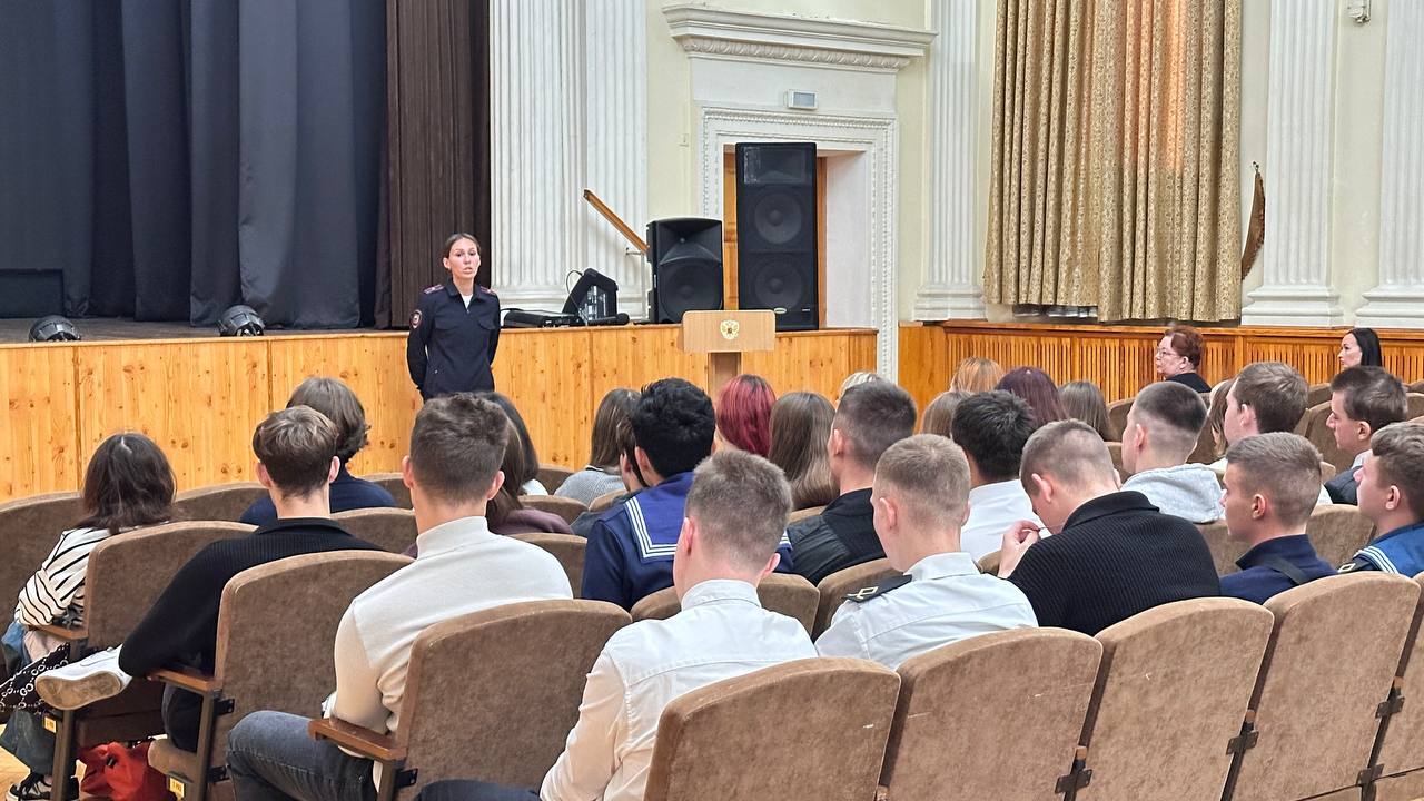 Ко Дню правовой помощи детям севастопольские полицейские организовали для студентов тематический лекторий