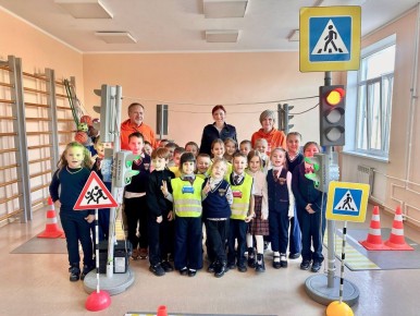 Сотрудники Госавтоинспекции совместно с мобильным комплексом «Лаборатория безопасности» проводят профилактические занятия по ПДД с учениками начальных классов