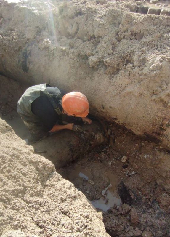 Водоканал: Рабочие моменты. На фото бригада №4 службы водоснабжения Ленинского и Балаклавского районов, мастер Данчук Сергей