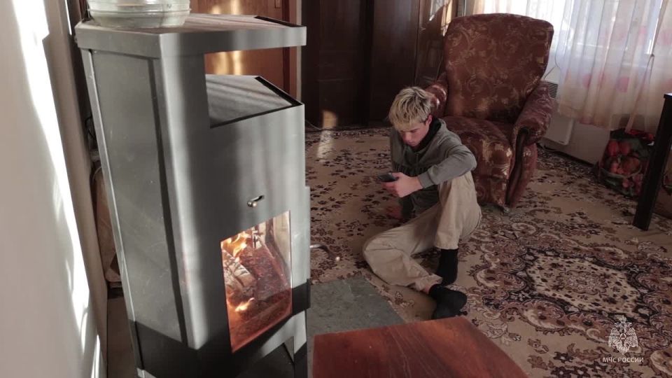 Что запрещено при использовании печей, напоминают севастопольские огнеборцы МЧС России: