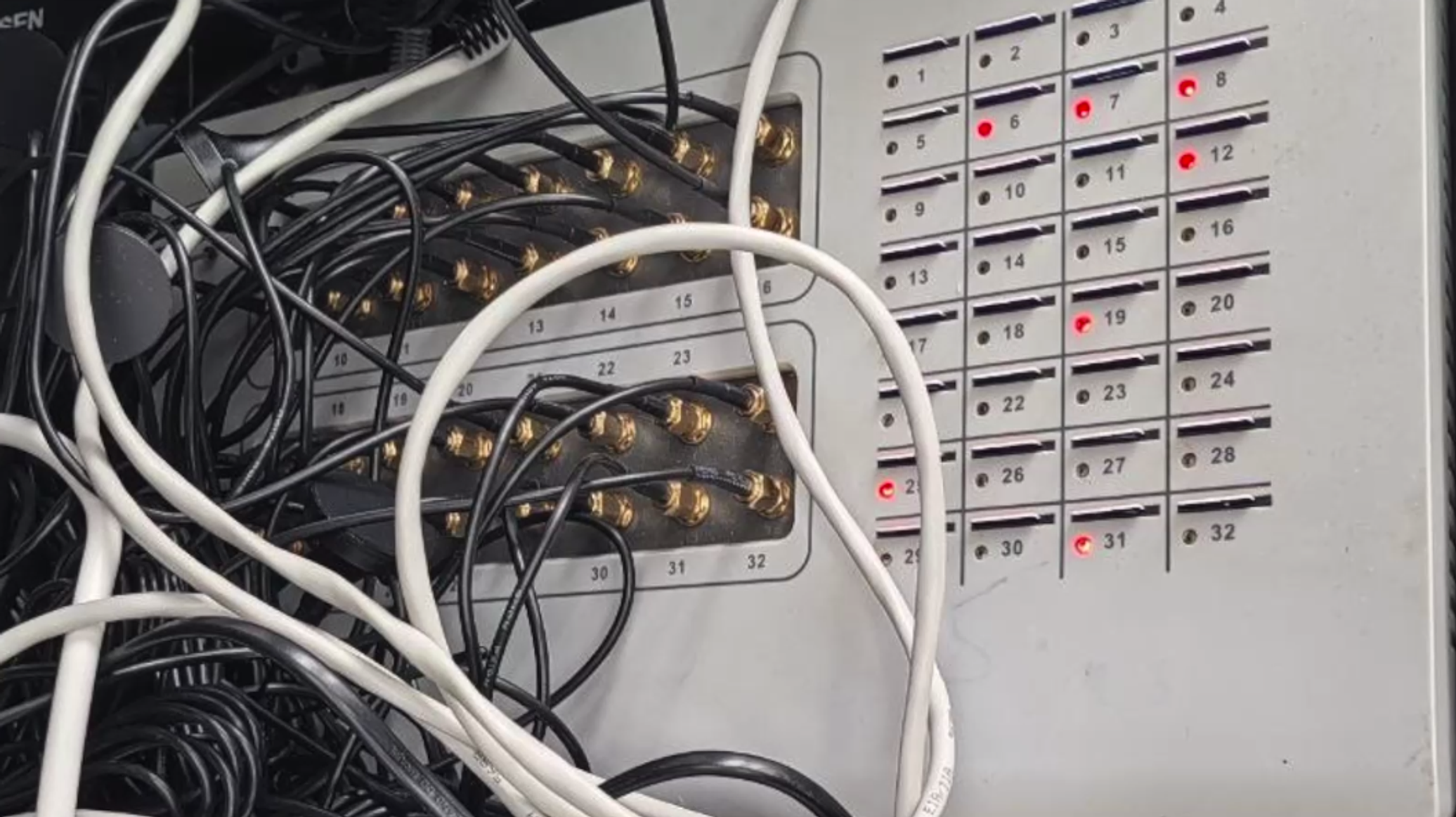 Силовики накрыли очередную "аппаратную" мошенников в Крыму