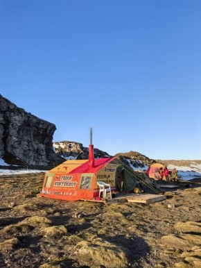 Путешественник Конюхов работает на одиночной станции в Антарктиде