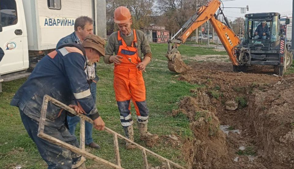 Водоканал: Рабочие моменты. На фото бригада №1 службы водоснабжения Гагаринского района, мастер Рафиханов Александр Трудились на ул.Степаняна, ул.Правды