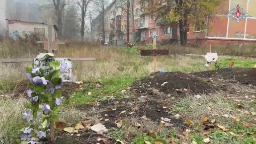 Российский бойцы помогают жителям в освобождённых районах Красноармейска – Минобороны