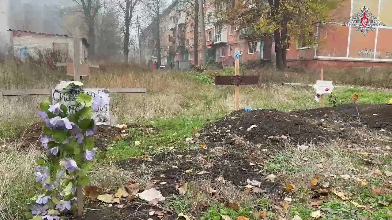 Российский бойцы помогают жителям в освобождённых районах Красноармейска – Минобороны