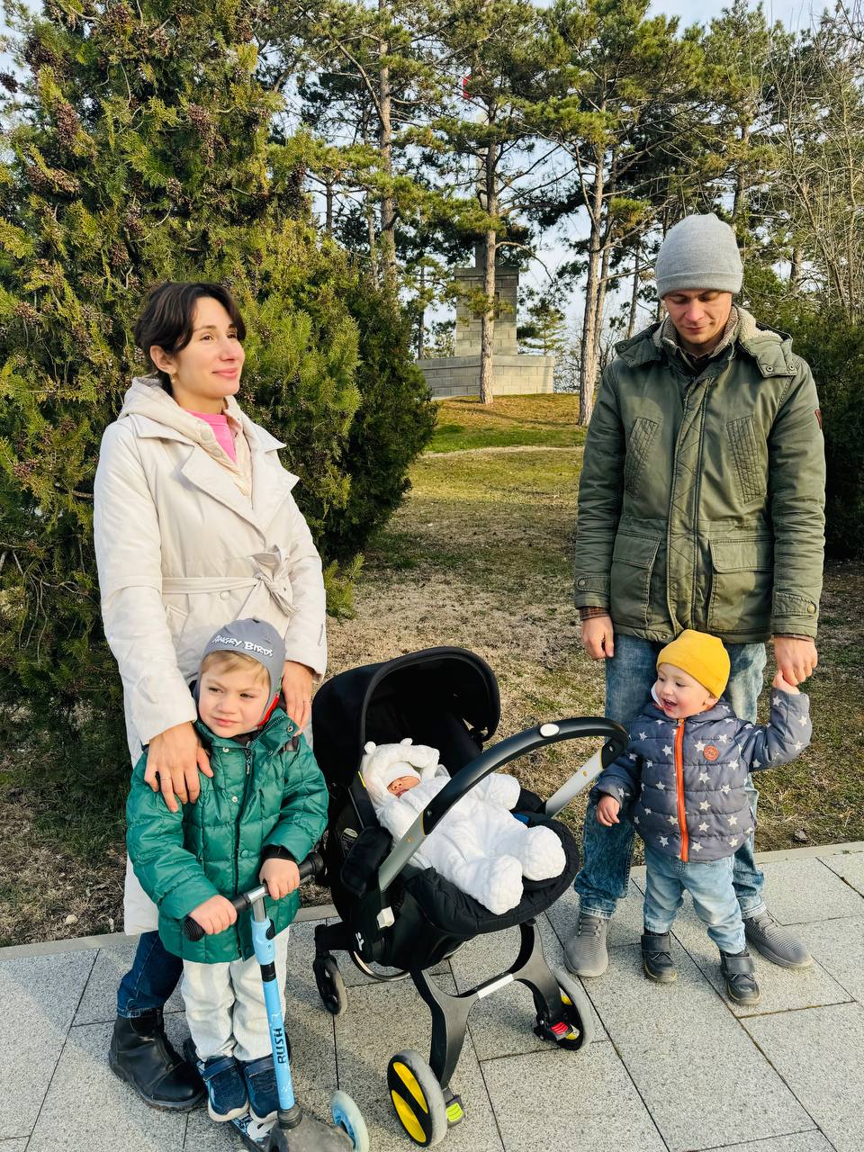 Михаил Развожаев: Севастопольские молодые многодетные семьи продолжают получать единовременную выплату в размере 300 тысяч рублей на третьего ребенка или последующих детей