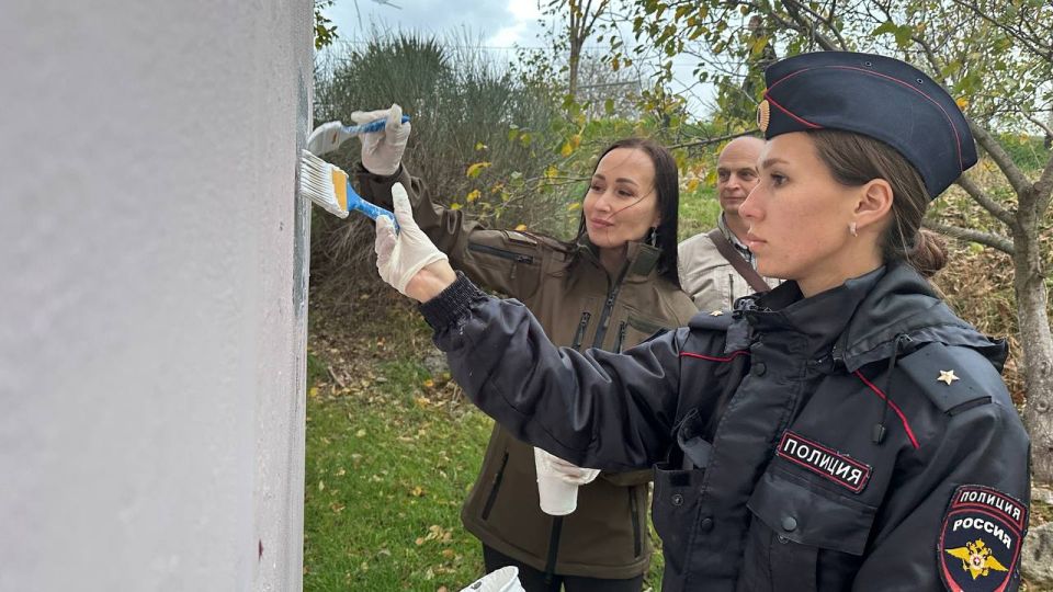 В Севастополе сотрудники полиции вместе с волонтёрами закрасили более 250 рекламных надписей наркотиков
