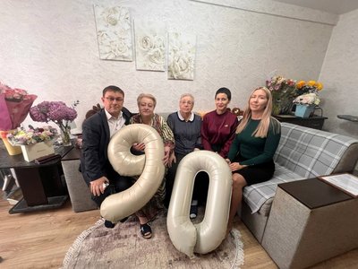 РАБОТА В ОКРУГЕ. Алексей Ярусов поздравил севастопольского педагога с 90-летием